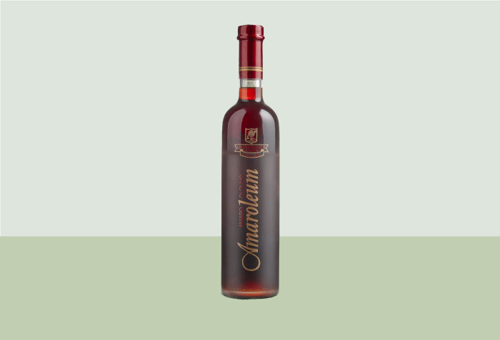 Amareolum Amaro di Olivo di Olio Costa. “Amaroleum” è un Amaro di olivo ottenuto seguendo un’antica ricetta tramandata nel tempo in casa Costa: un Amaro digestivo come fatto in casa.